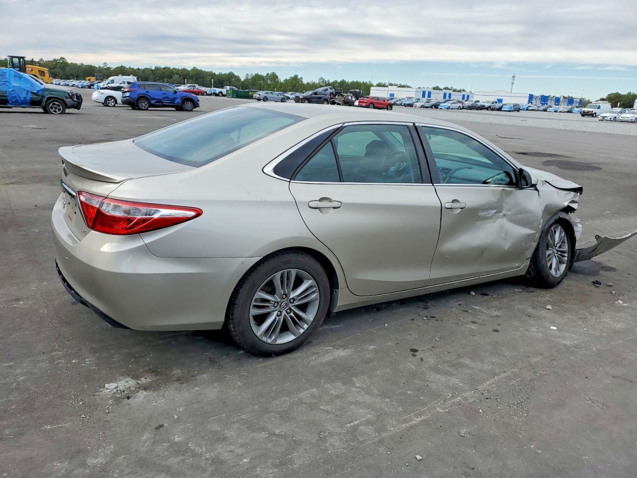 2016 Toyota Camry Le - Фото 3