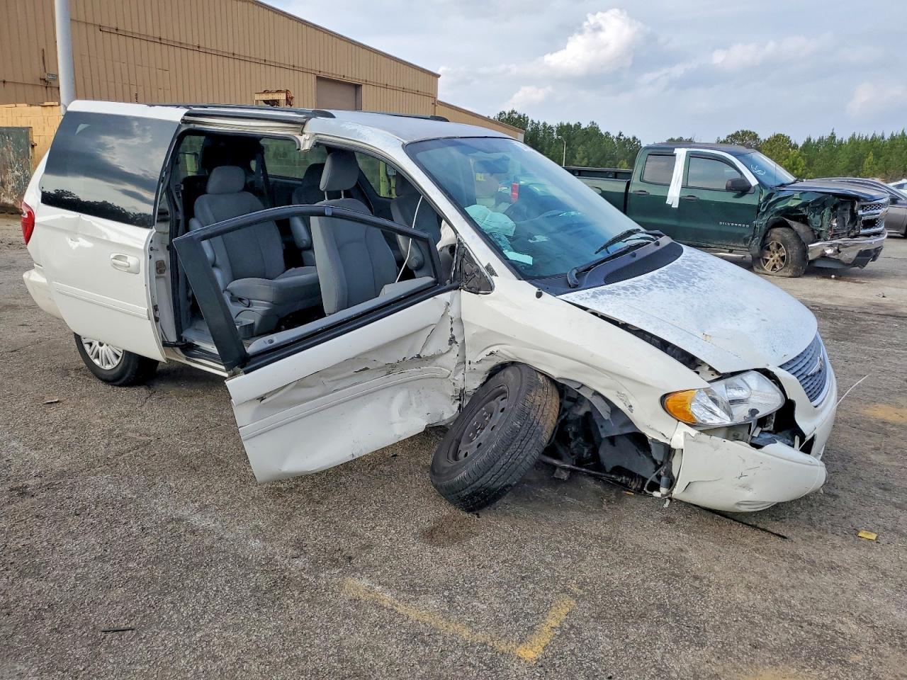 2004 Chrysler Town & Country Lx - Image 4