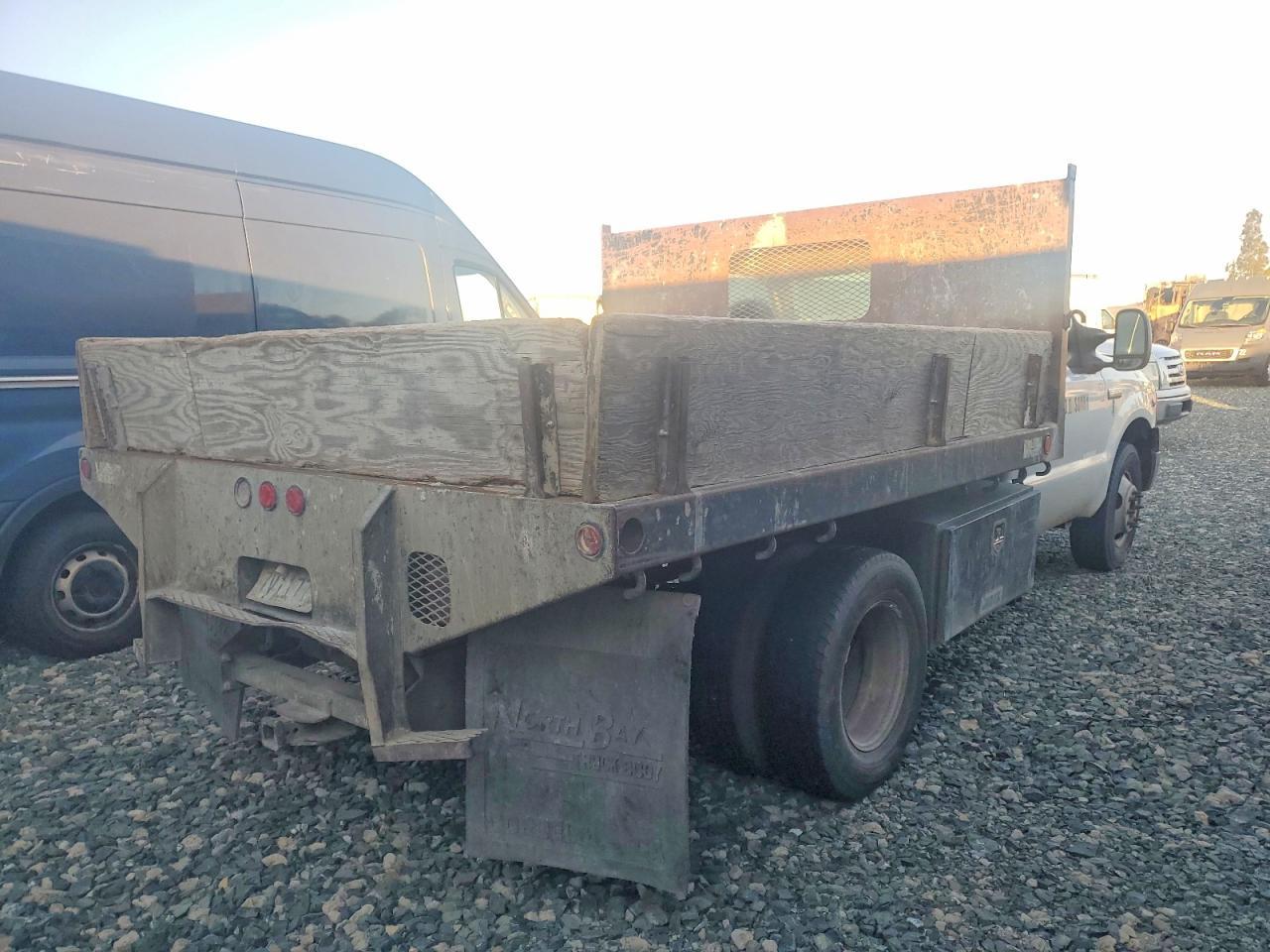 2005 Ford F350 Flatbed Truck - Фото 3