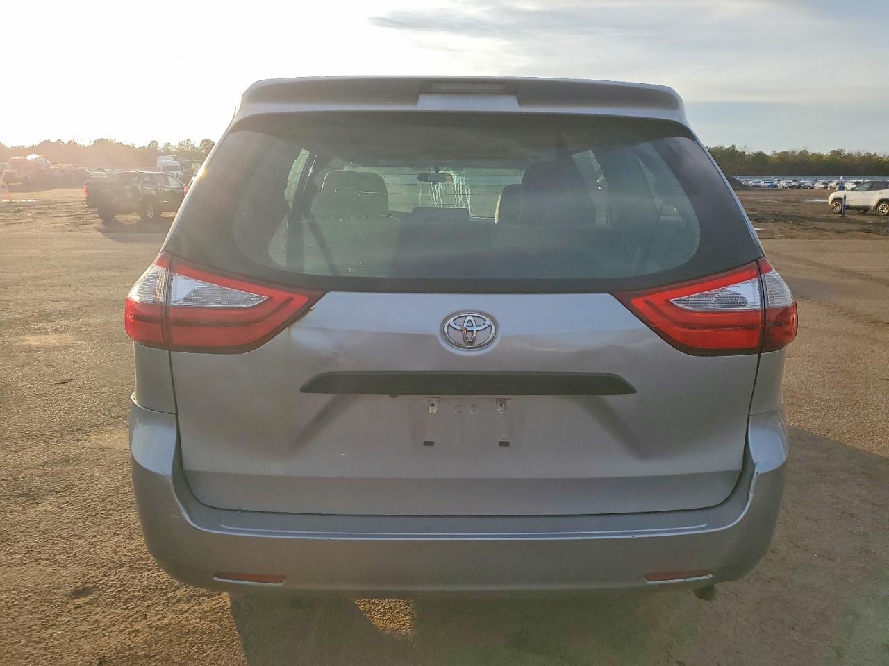 2015 Toyota Sienna - Фото 6