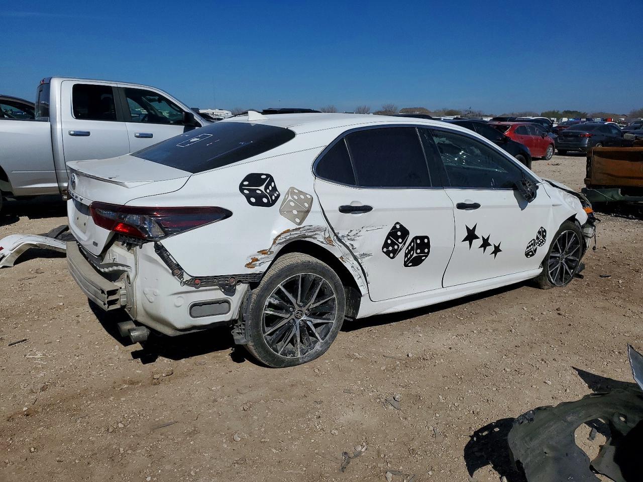 2021 Toyota Camry Se - Фото 3