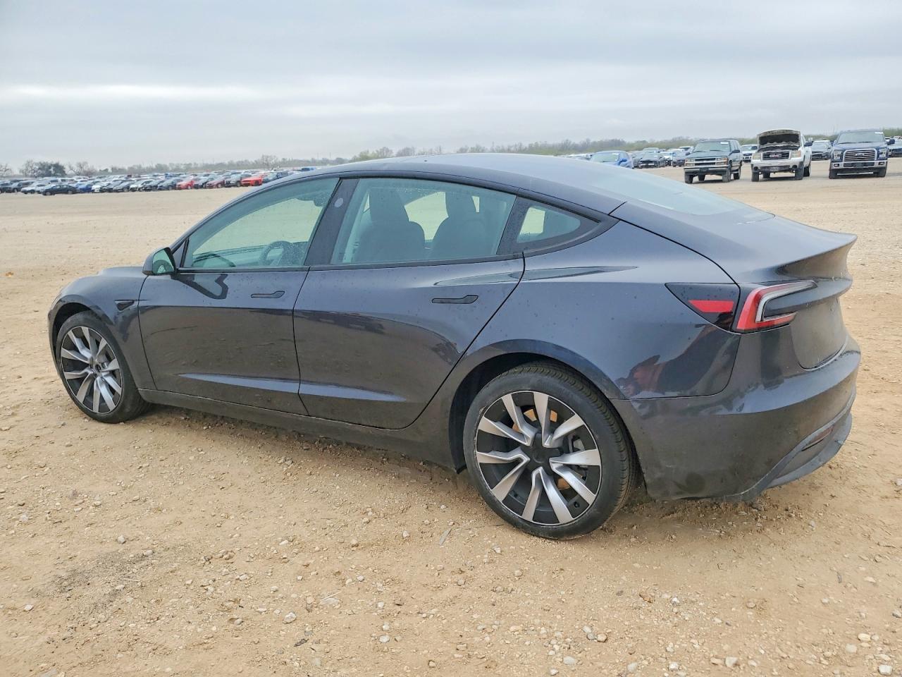 2024 Tesla Model 3 - Фото 2