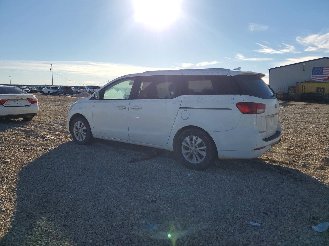 2017 Kia Sedona Lx - Фото 2