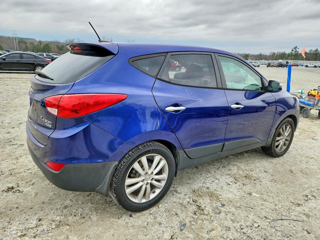 2012 Hyundai Tuscan - Image 3