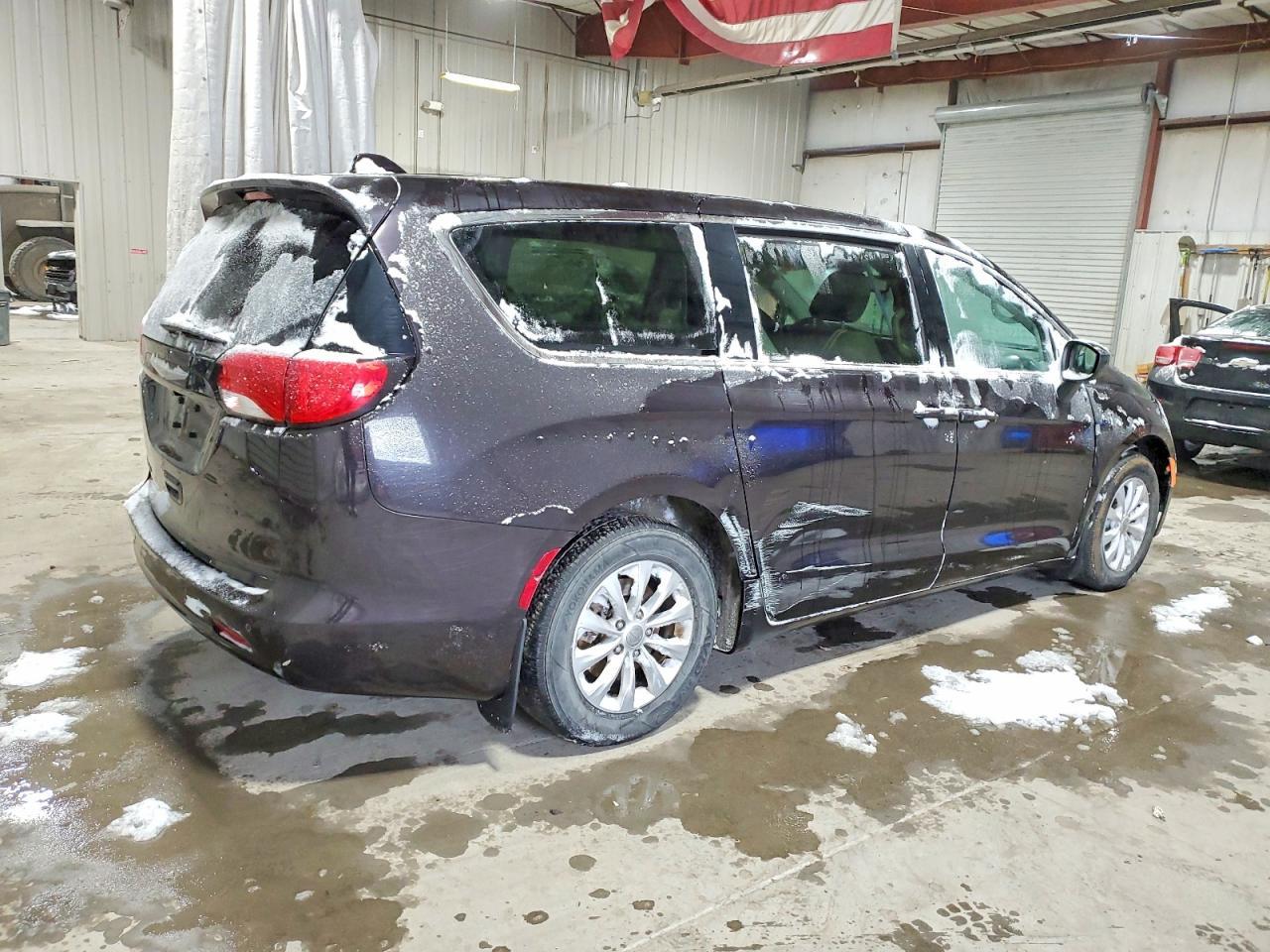 2017 Chrysler Pacifica Touring - Фото 3