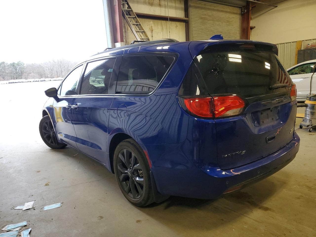 2020 Chrysler Pacifica Touring - Фото 2