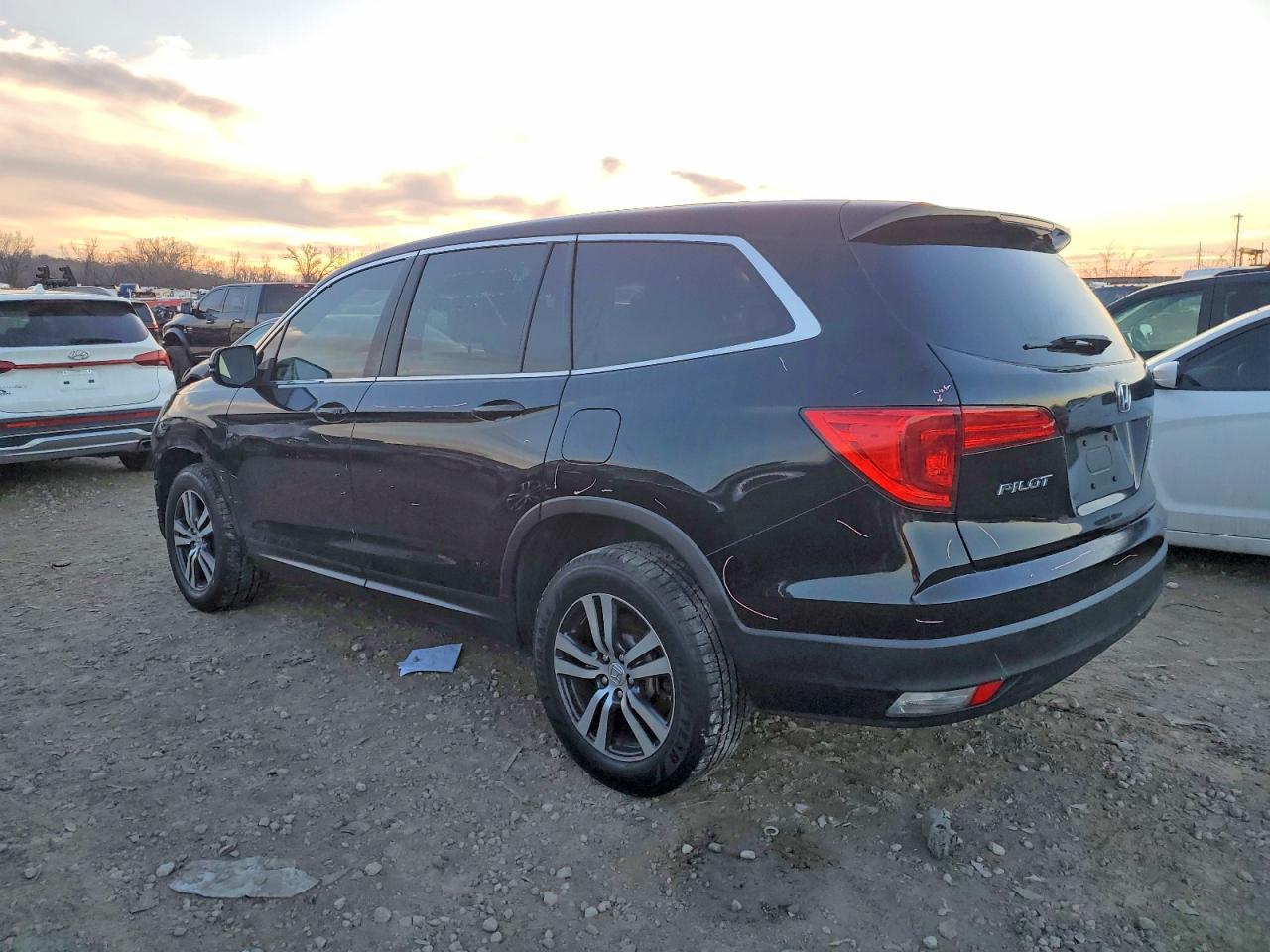 2017 Honda Pilot Ex - Image 2