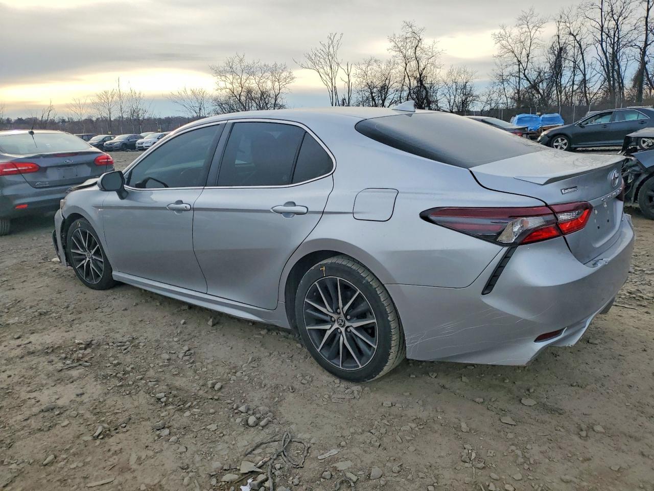 2022 Toyota Camry Se - Фото 2
