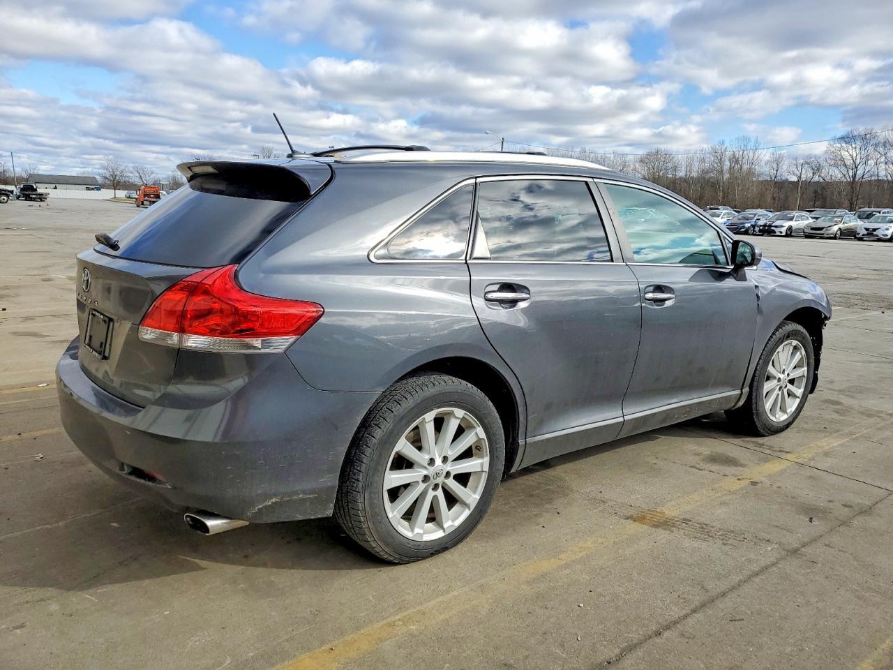 2010 Toyota Venza - Image 3