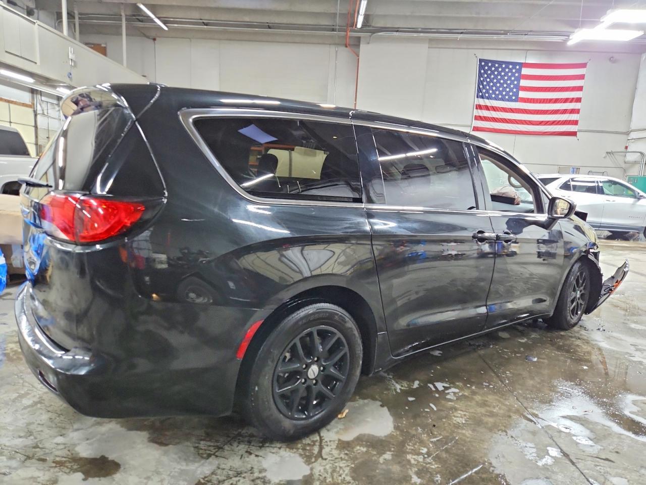 2023 Chrysler Voyager Lx - Image 3