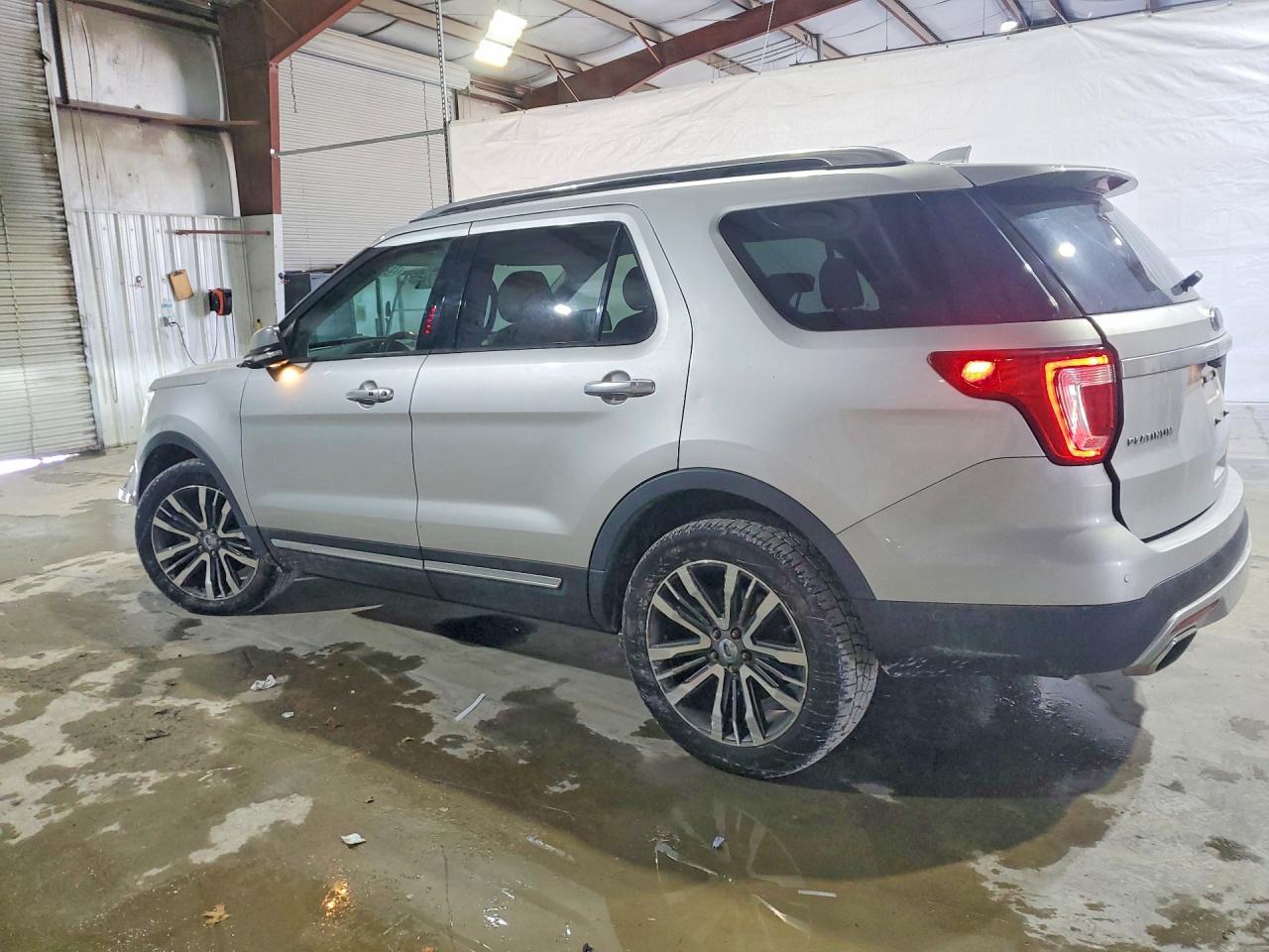 2017 Ford Explorer Platinum - Image 2