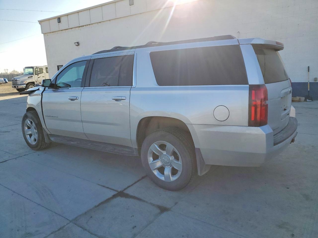 2017 Chevrolet Suburban K1500 Ls - Фото 2