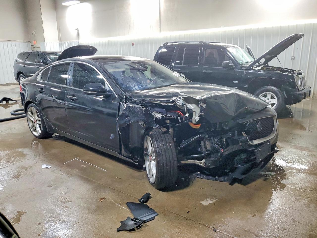 2017 Jaguar Xe Premium - Фото 4