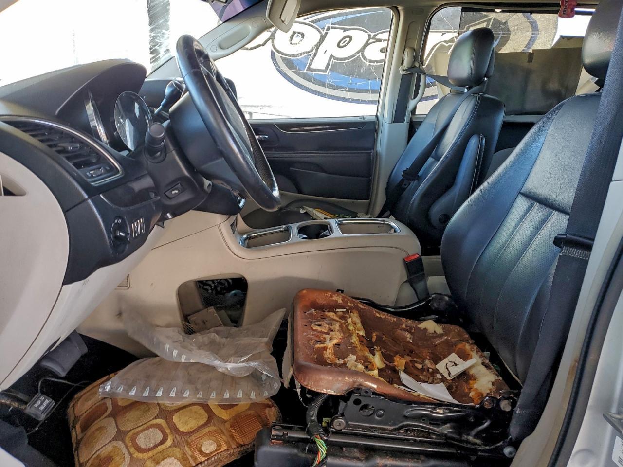 2012 Chrysler Town & Country Touring L - Фото 7