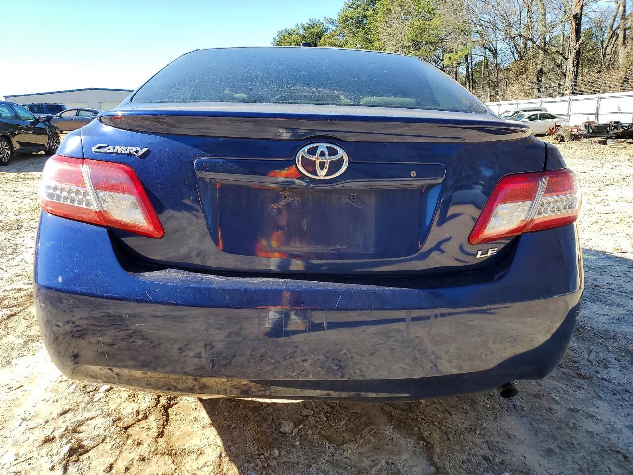 2011 Toyota Camry Le - Фото 6