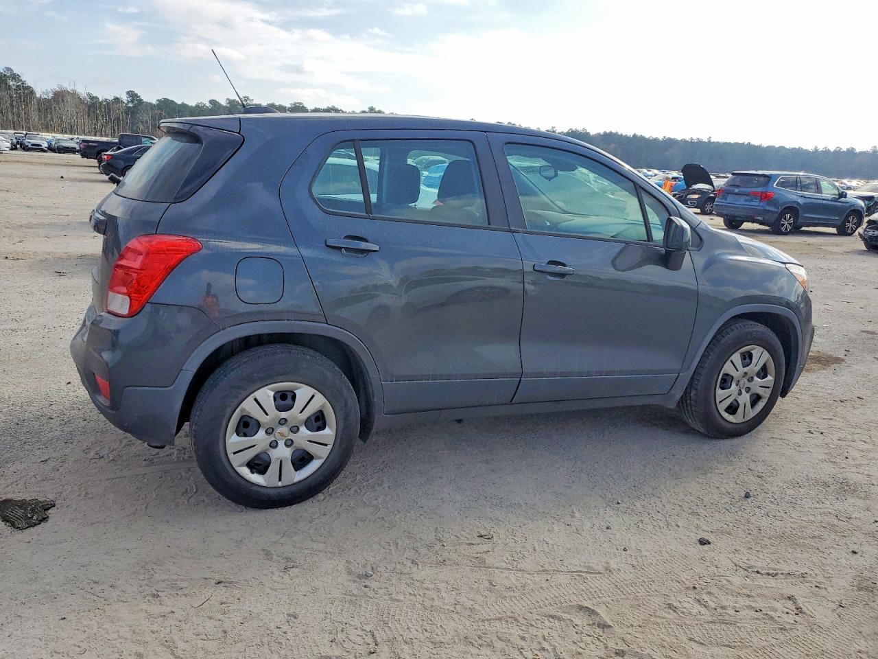 2019 Chevrolet Trax Ls - Image 3