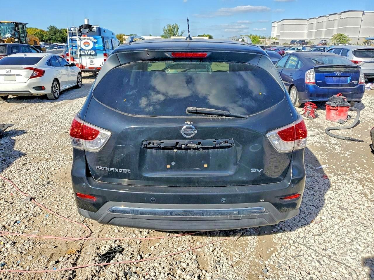 2013 Nissan Pathfinder S - Image 6