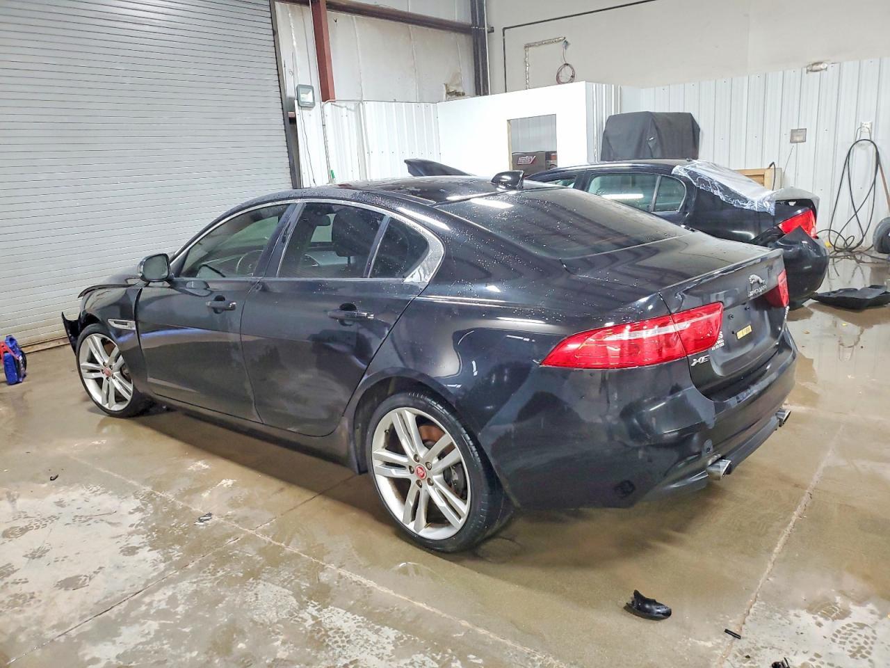 2017 Jaguar Xe Premium - Фото 2