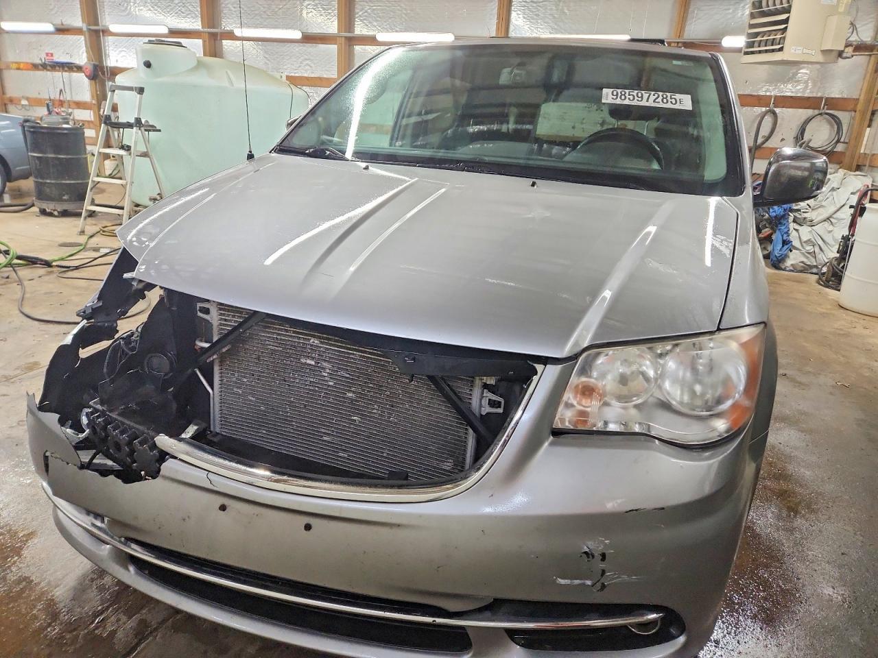 2013 Chrysler Town & Country Touring L - Image 5