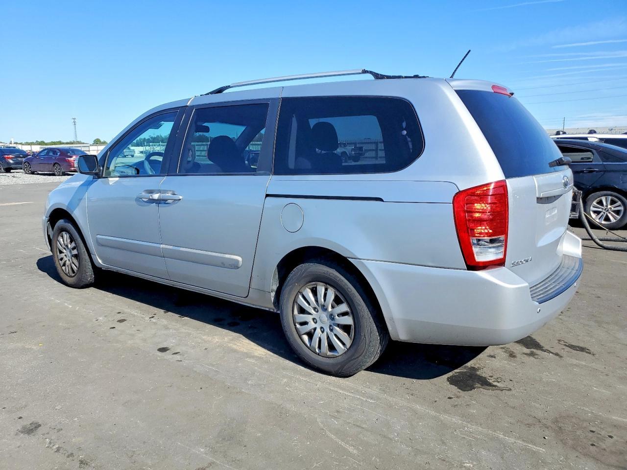 2011 Kia Sedona Lx - Фото 2