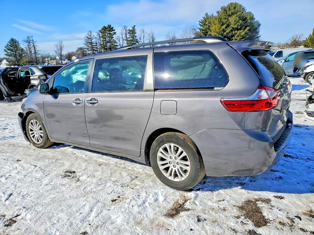 2017 Toyota Sienna - Фото 2