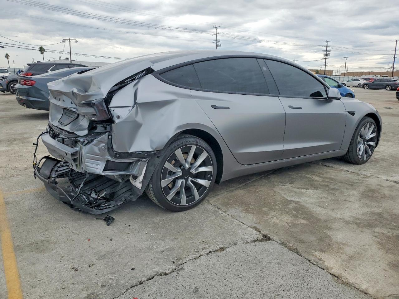 2025 Tesla Model 3 - Фото 3