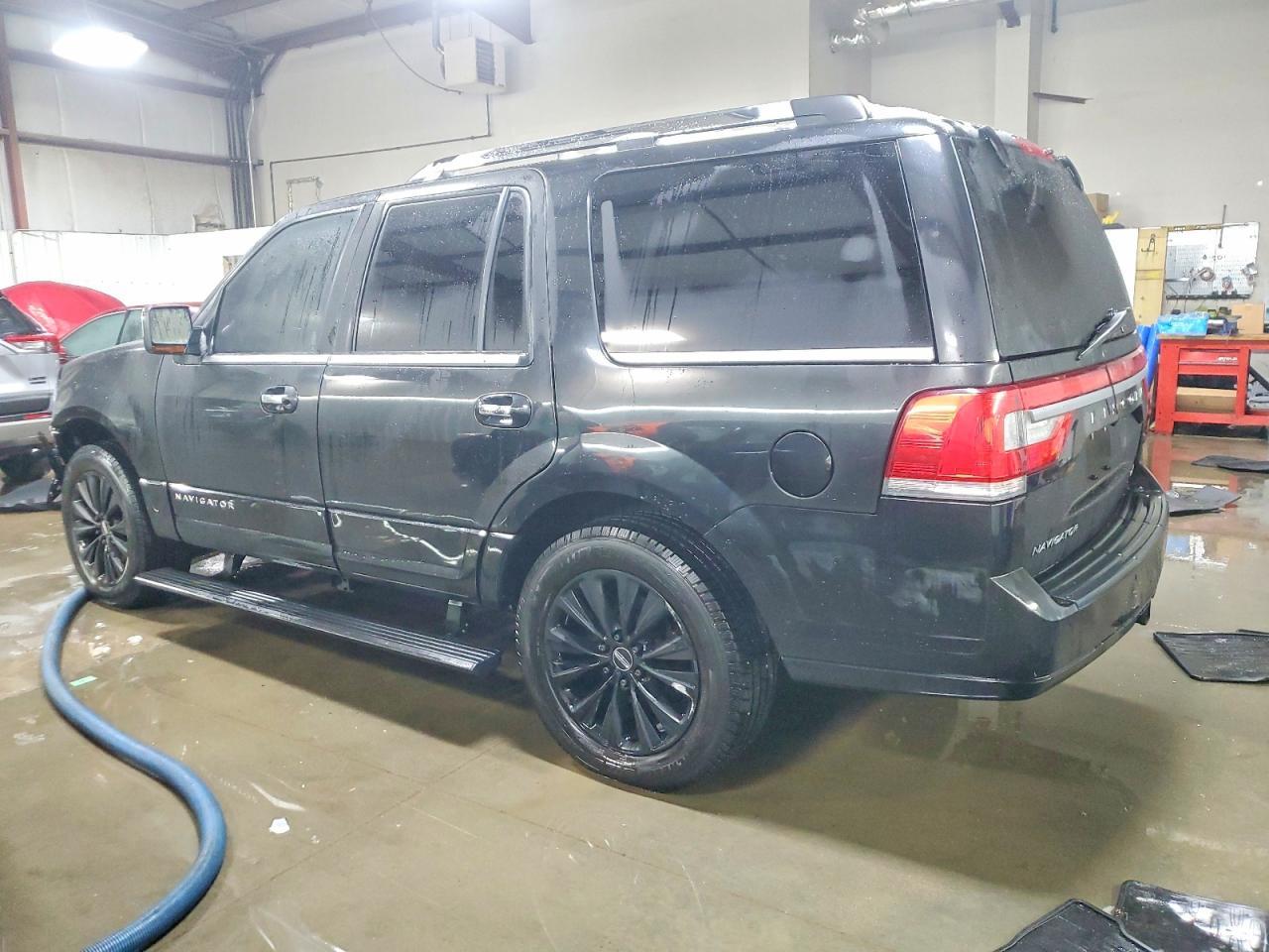 2015 Lincoln Navigator - Image 2