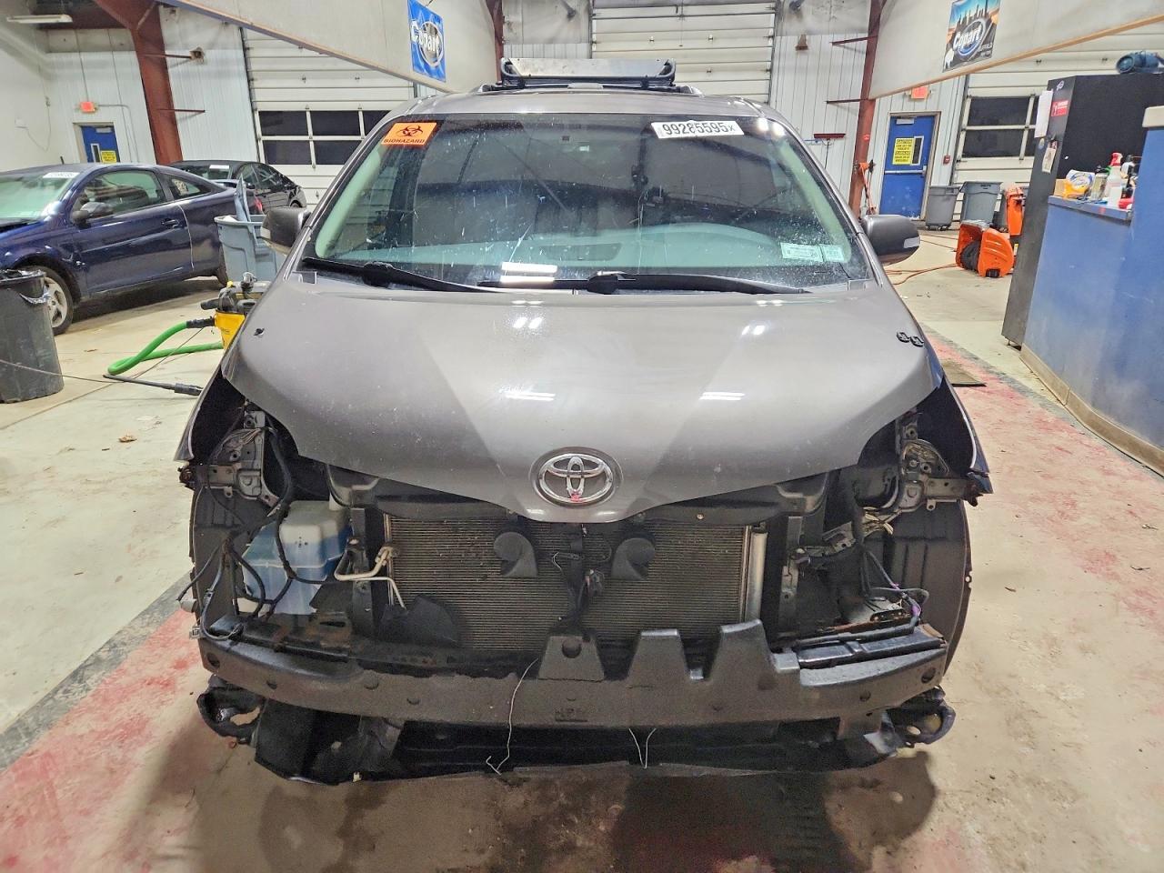 2016 Toyota Sienna Xle - Image 5