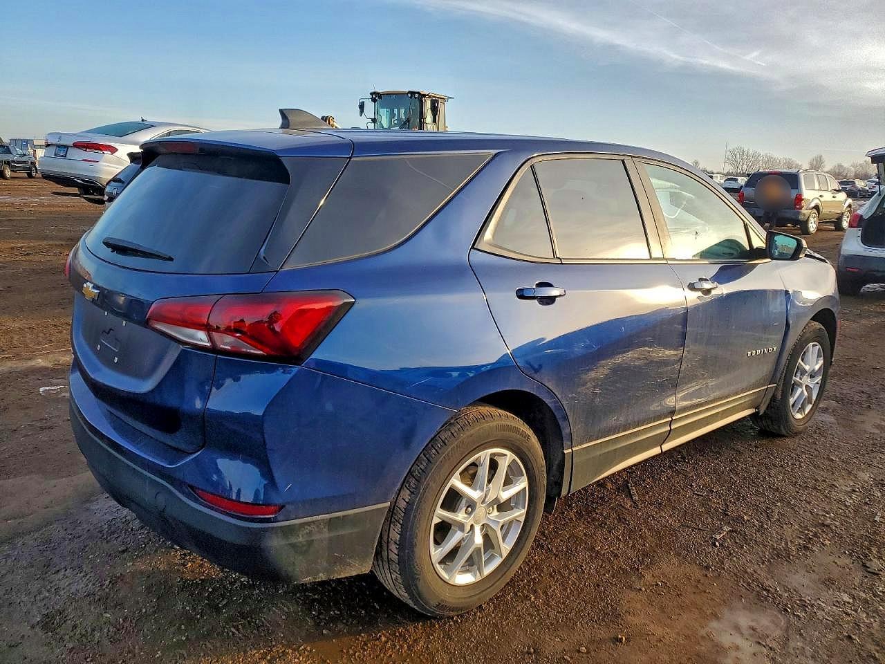 2022 Chev Equinox Ls - Фото 3
