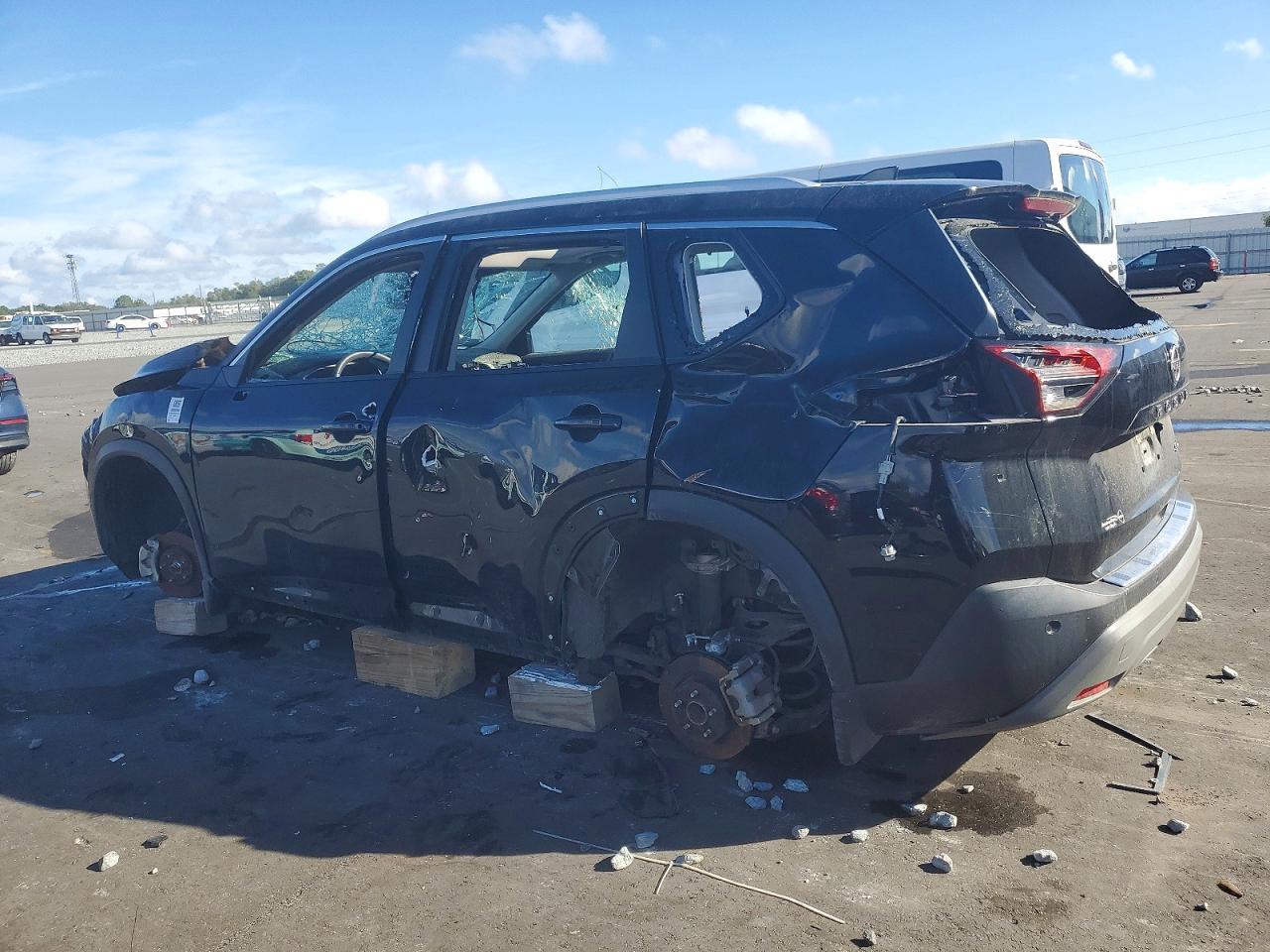 2022 Nissan Rogue Sv - Image 2