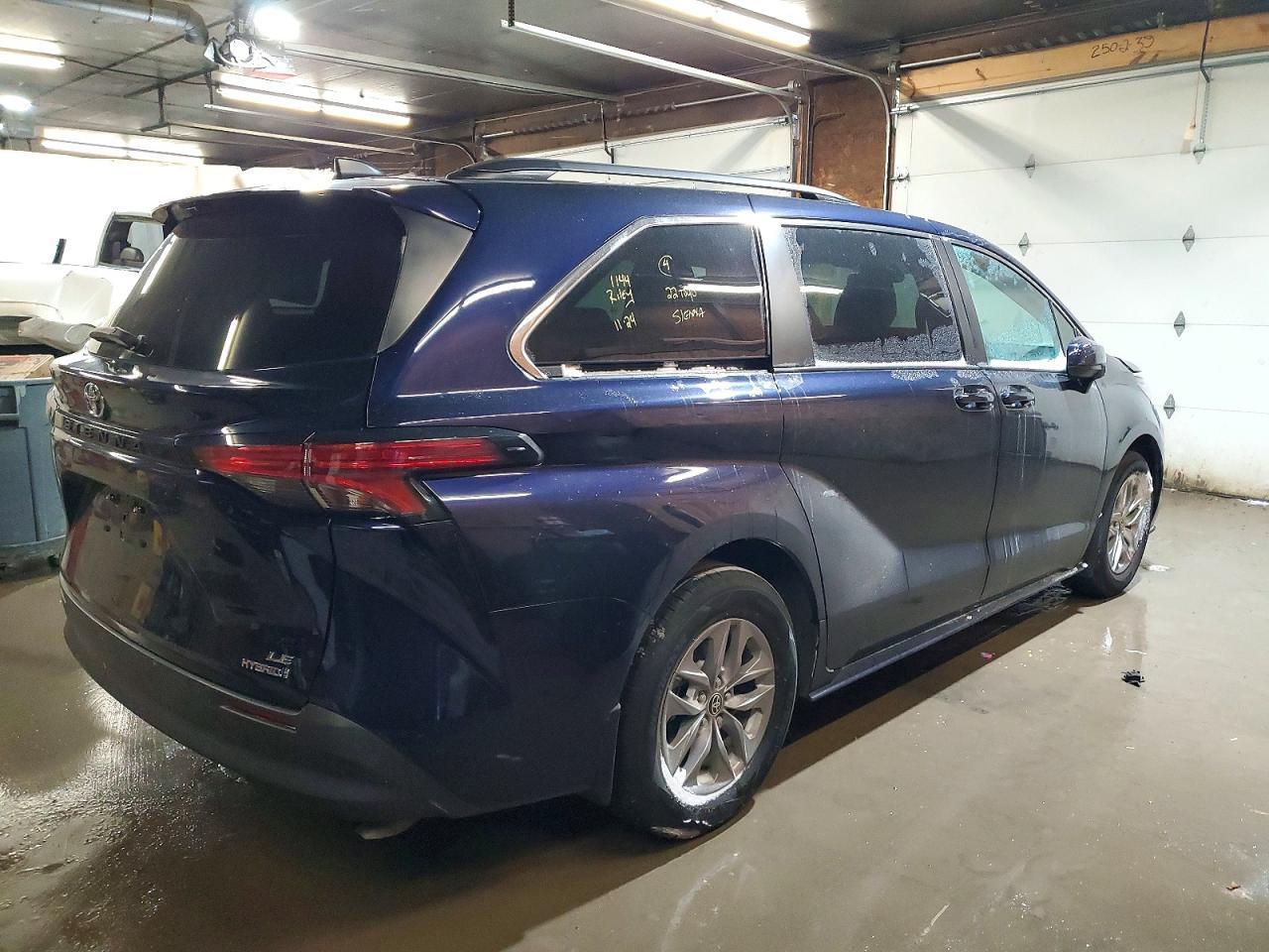 2022 Toyota Sienna Le - Image 3