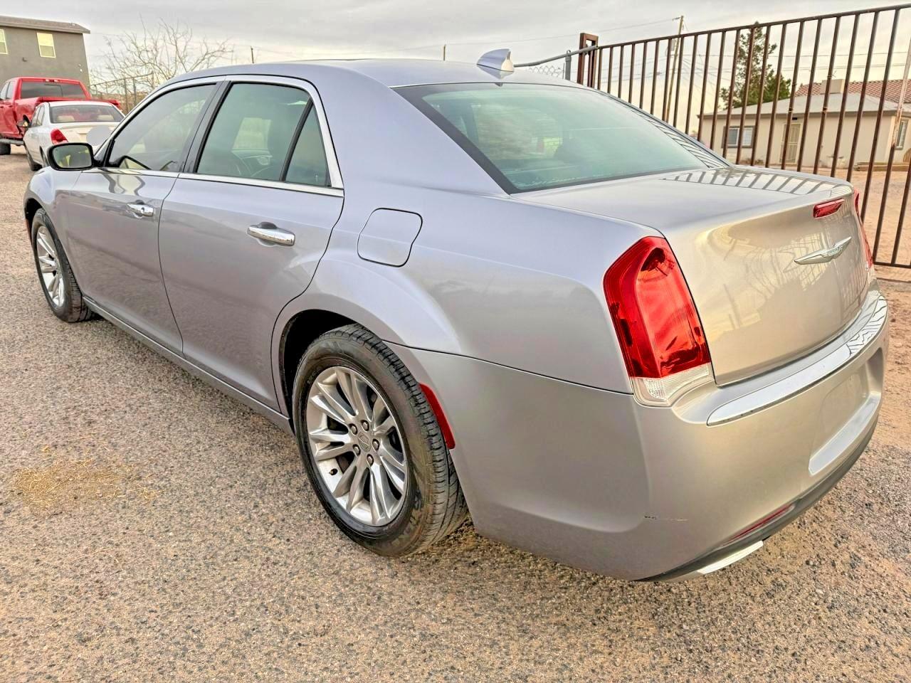 2016 Chrysler 300C - Фото 3