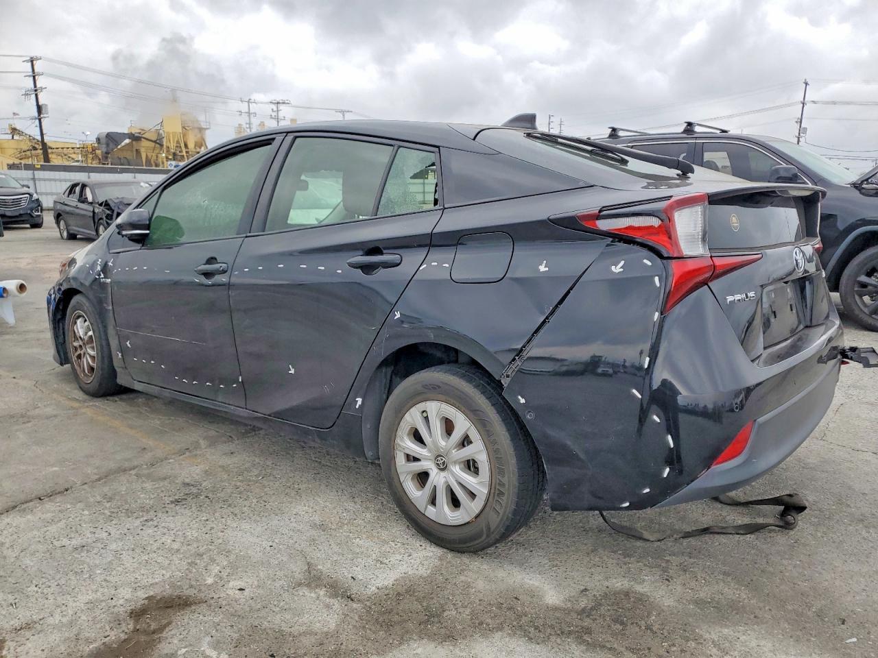 2020 Toyota Prius L - Фото 2