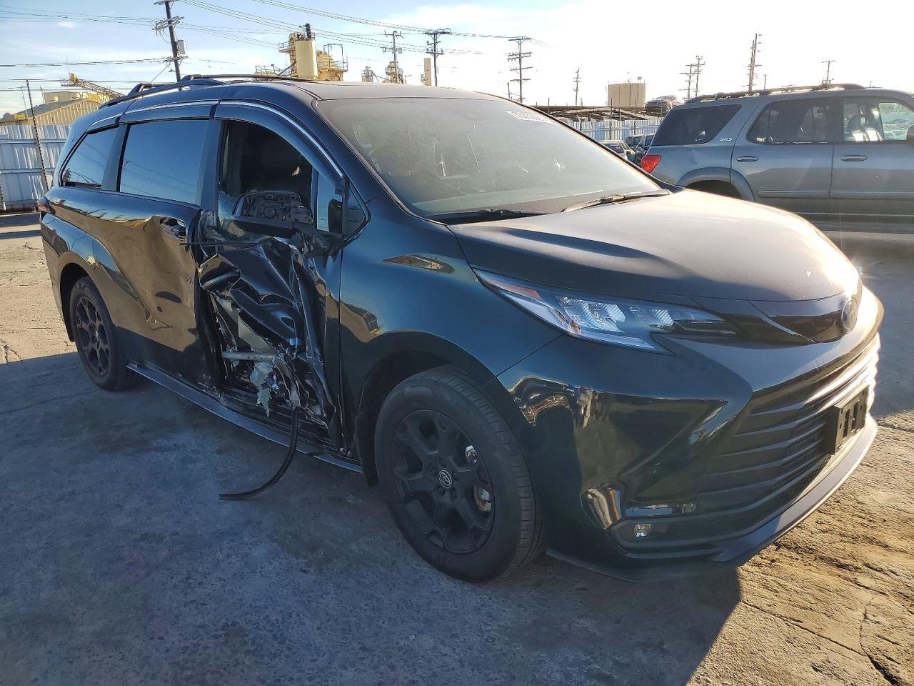 2025 Toyota Sienna Woodland Edition - Image 4