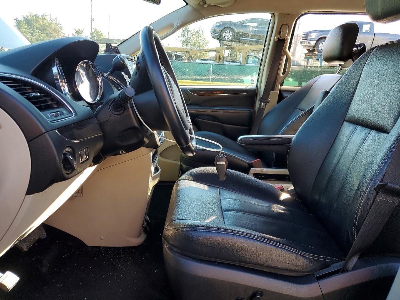 2016 Chrysler Town & Country Touring - Фото 7