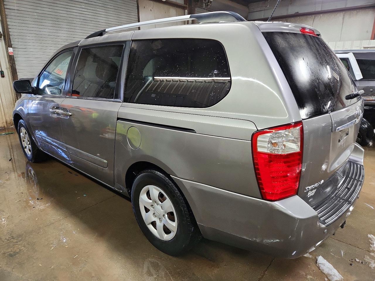 2010 Kia Sedona Lx - Image 2