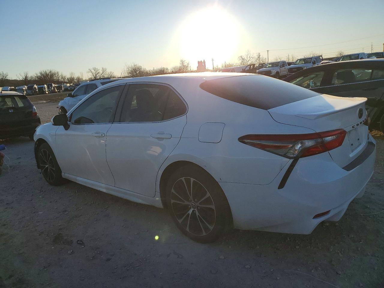 2018 Toyota Camry L - Фото 2