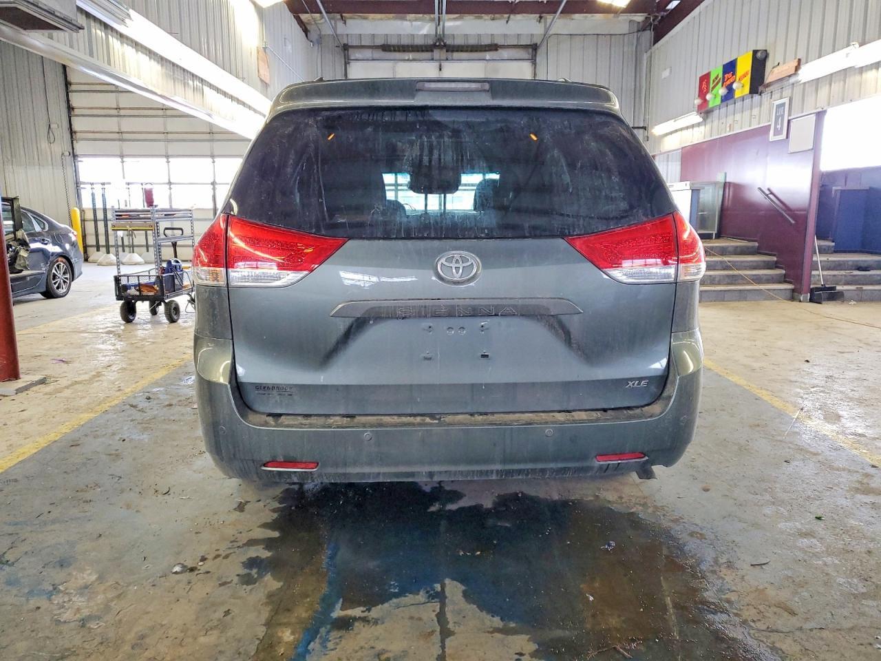 2014 Toyota Sienna Xle - Image 6