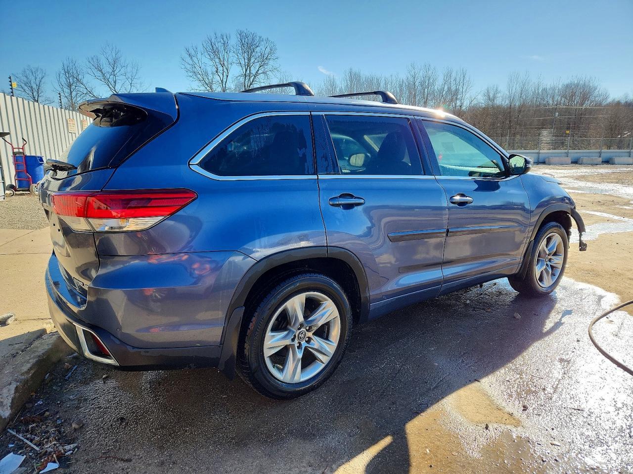 2017 Toyota Highlander - Фото 3