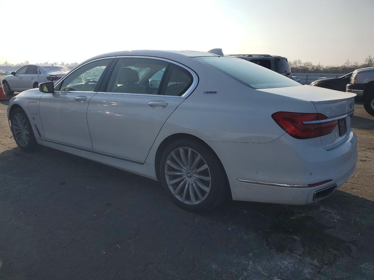 2018 BMW 740 Xe - Image 2