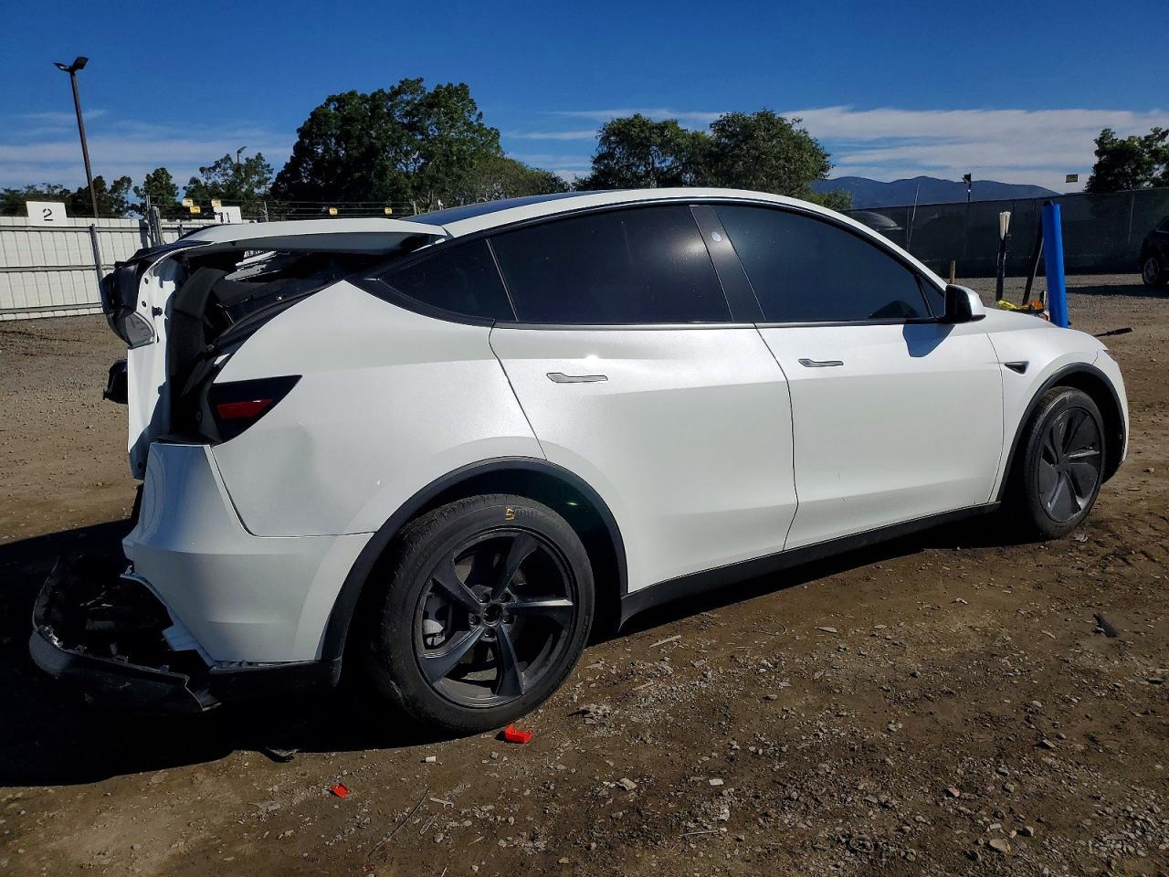 2026 Tesla Model Y - Фото 3