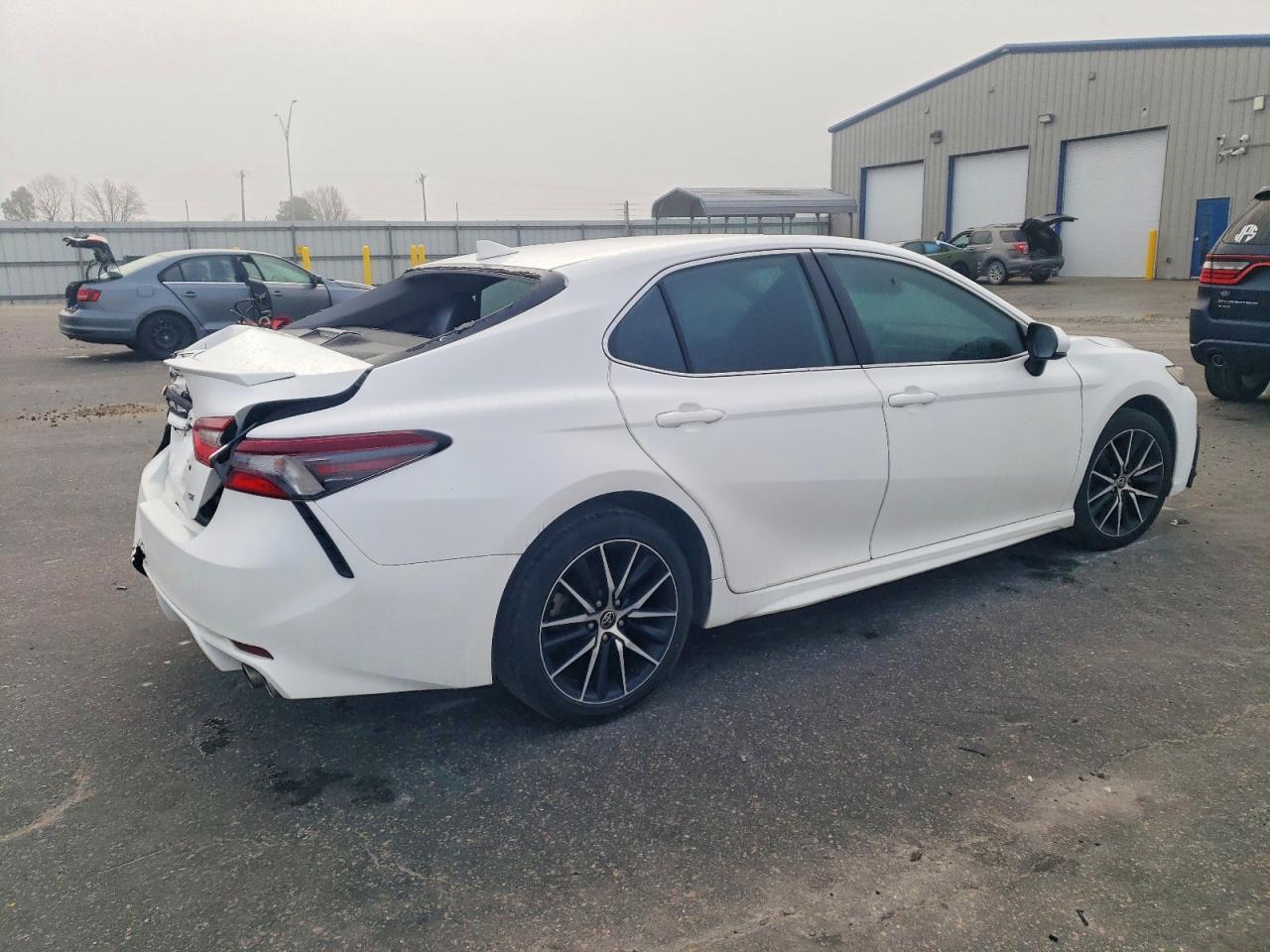 2021 Toyota Camry Se - Фото 3