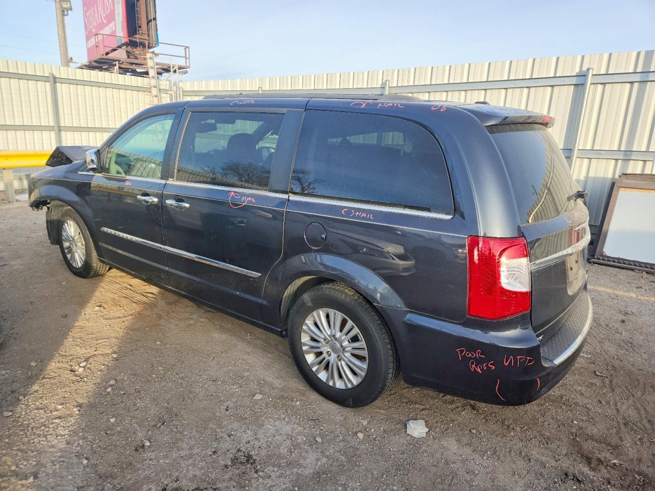 2013 Chrysler Town & Country Touring L - Фото 2