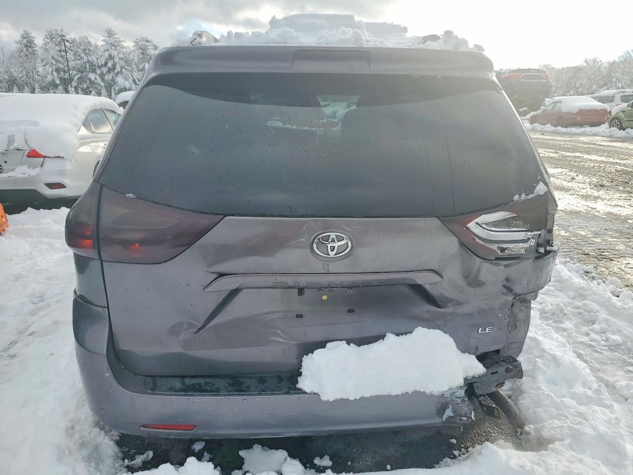 2017 Toyota Sienna Le - Image 6