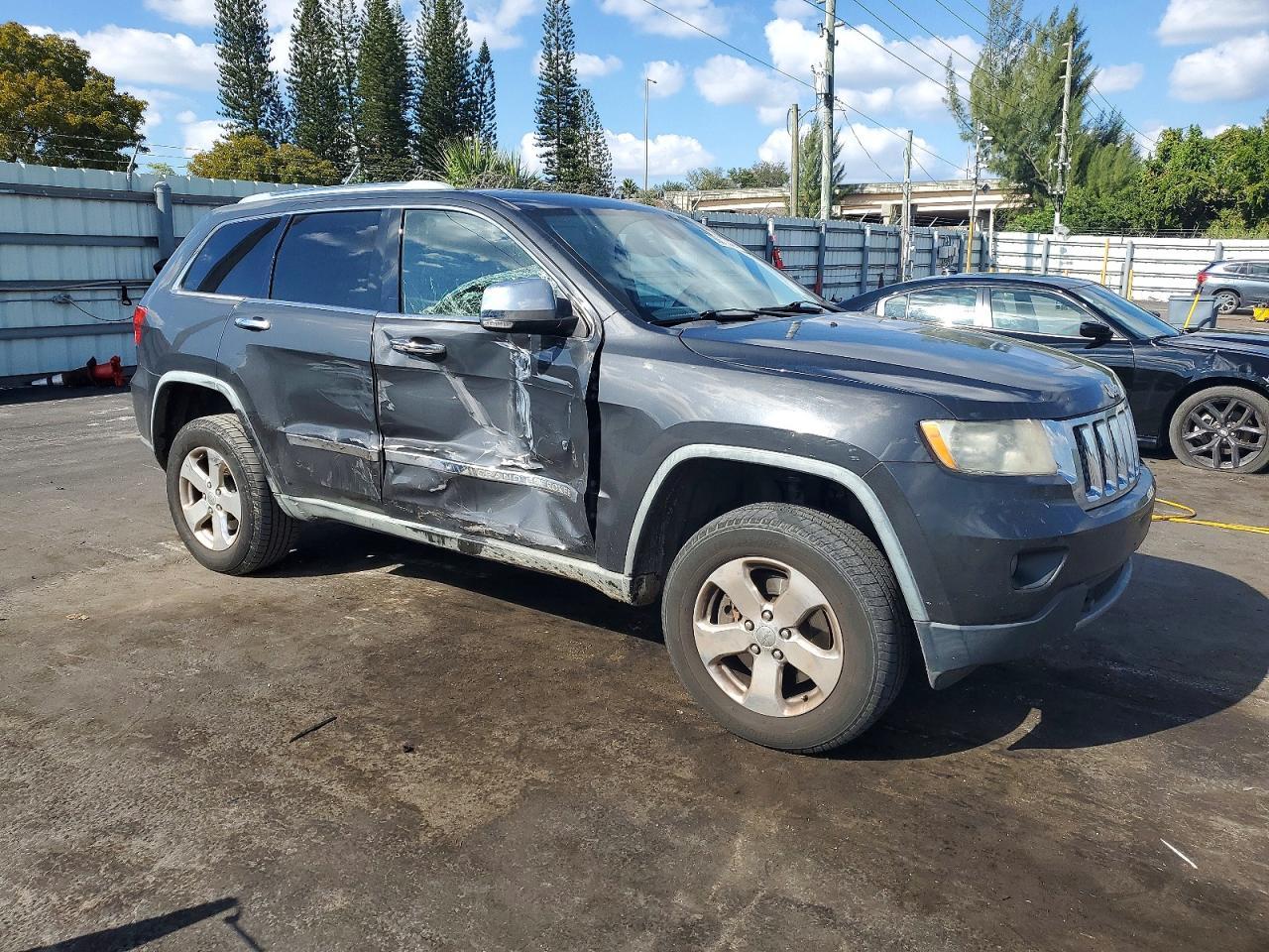 2011 Jeep Grand Cherokee Overland - Image 4