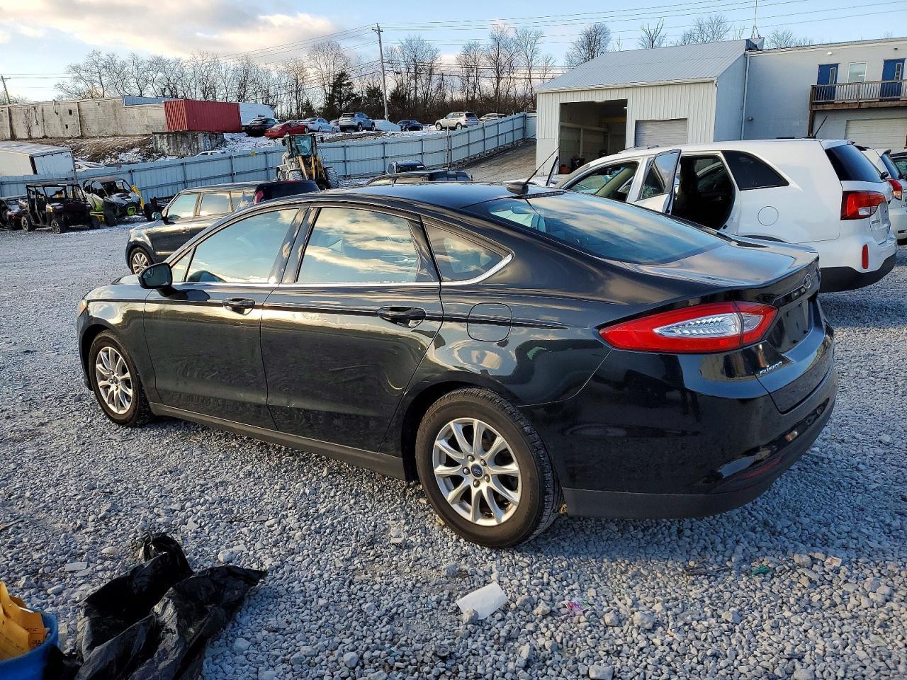 2015 Ford Fusion S - Фото 2