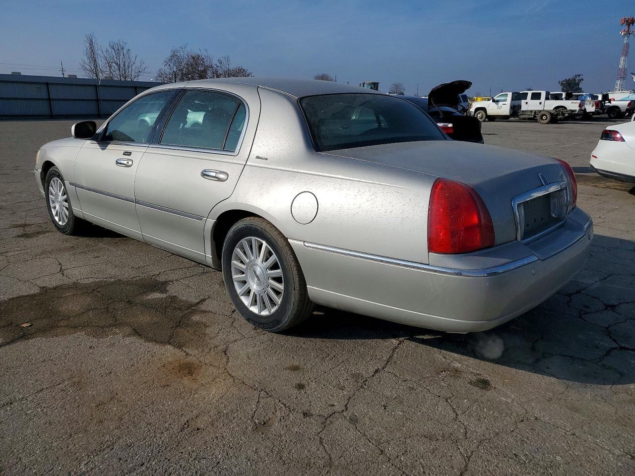 2004 Lincoln Town Car Ultimate - Фото 2