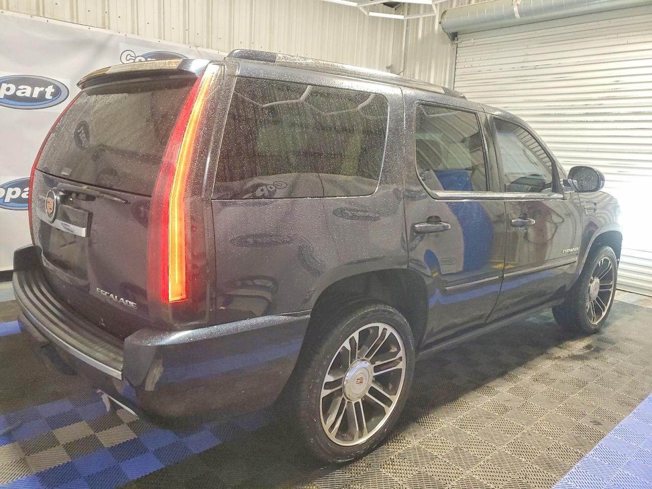 2013 Cadillac Escalade Premium - Image 3