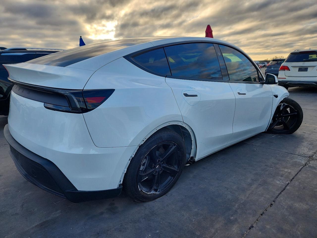 2026 Tesla Model Y - Фото 3