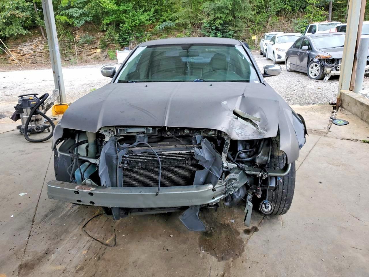 2005 Chrysler 300 Touring - Image 5